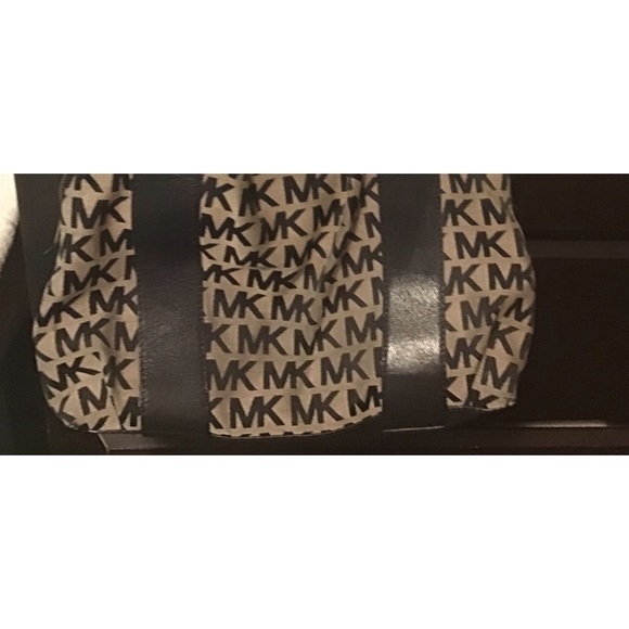 Beautiful Michael Kors, leather, nice and ver6 clean - Picture 6 of 6